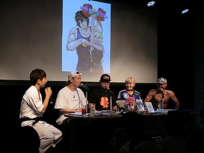 左から小林翔氏、鈴木達央、サンドロビッチ・ヤバ子、ファイルーズあい、岸誠二監督。