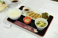 「綾女の奢り！歩み寄りのギョーザ定食」