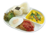 「あみだチャレンジ！秘密基地のニラを使ったおにぎりプレート」。おにぎりの背中には立派な梅干しが付いている。