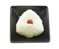 「あみだチャレンジ！秘密基地のニラを使ったおにぎりプレート」のおにぎり。