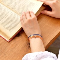 イタリアモデルの静電気防止ブレスレット使用イメージ。