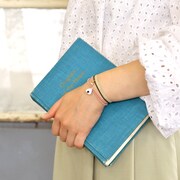 日本モデルの静電気防止ブレスレットの使用イメージ。