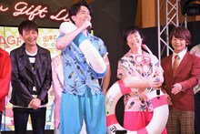 「Warahibi!（わらひび！）」ステージの様子。夏らしい格好で登場した駒田航（中央左）、白石兼斗（中央右）。