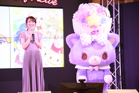 左から日向ゆめ役の村上奈津実、ミュークルドリーミー。