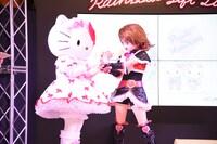 左からハローキティ、キュアブラック。