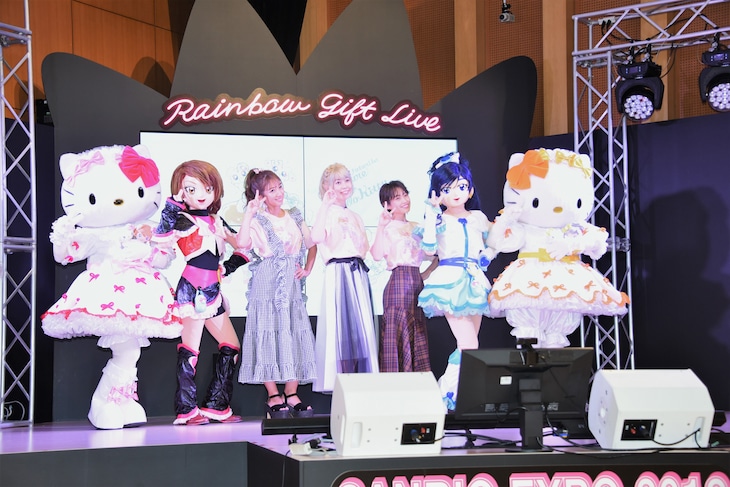 左からハローキティ、キュアブラック、辻希美、五條真由美、高橋愛、キュアホワイト、ミミィ。