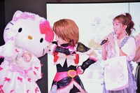 「娘は“ママ”より先に“キティちゃん”という言葉をしゃべった」と話す辻希美（右）、照れるキティ（左）を冷やかすキュアブラック（中央）。