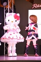 左からハローキティ、キュアブラック。