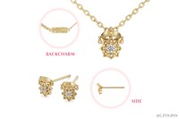 小狼モデルのネックレスとピアス。