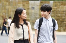 左から加藤ローサ、上村海成。