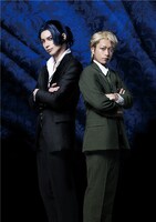 舞台「憂国のモリアーティ」ビジュアル。左から北村諒扮するシャーロック・ホームズ、松井勇歩扮するジョン・H・ワトソン。