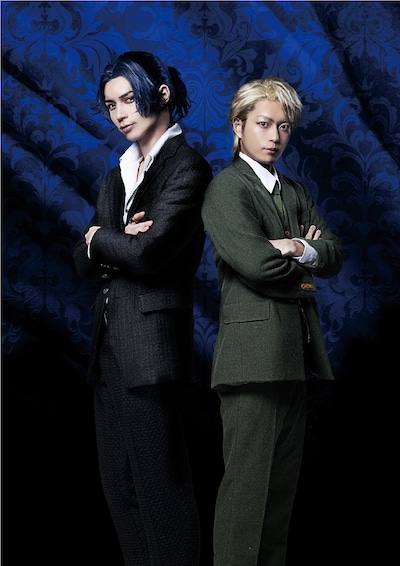 左から北村諒扮するシャーロック・ホームズ、松井勇歩扮するジョン・H・ワトソン。