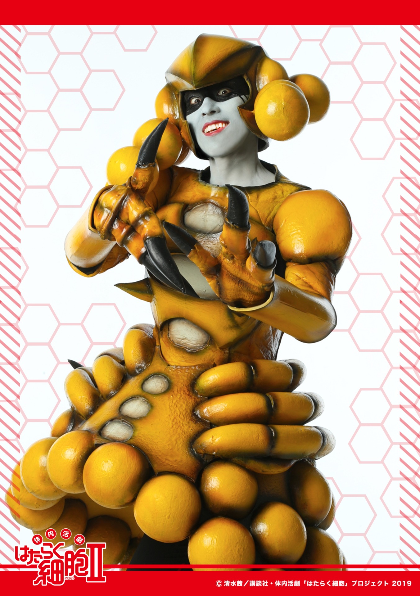 小玉久仁子扮する黄色ブドウ球菌。