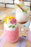 レオをイメージした「マイトランスフォーム・ライオンハートフラワー」（左）、ミナトをイメージした「ミナト流 新作飲める冷やしカレー～セロリ入ってるよ～」（右）。