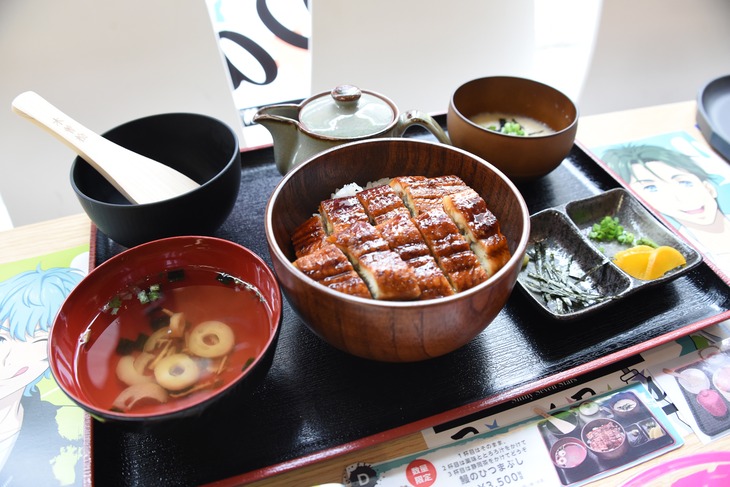 第6話でミナトが作った「鰻のひつまぶし」を再現。1杯目はそのまま、2杯目は薬味ととろろ汁をかけて、3杯目は静岡茶をかけて食べるのがオススメだ。