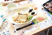 「セレブリティーディナープレート」。トリュフをポテトチップスで、キャビアを海藻ビーズで表現した。