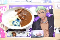 「6pack チーズカレー」。大和アレクサンダーの母が作るカレーをイメージ。ハート形のチーズに、アレクの腹筋がプリントされている。