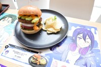 第8話に登場する「ゼウスバーガー」を再現。頂上には「Lucky Star」の旗があしらわれている。