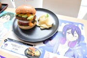 第8話に登場する「ゼウスバーガー」を再現。頂上には「Lucky Star」の旗があしらわれている。
