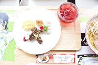 「幸せのひととき、聖とジュネのティータイムセット」。右上のカラフルなマシュマロは、ジュネの髪形をイメージしている。