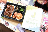 「焼肉弁当」。第5話に登場したザ・シャッフル御用達のお弁当を再現。