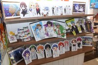 店内販売グッズの一部。なおシャインのパネルは店内の別箇所に設置されているので、探してみよう。