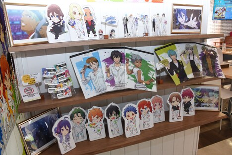 店内販売グッズの一部。なおシャインのパネルは店内の別箇所に設置されているので、探してみよう。