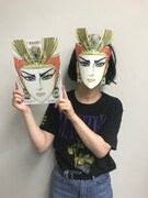 「お面フィス」の着用例。目の部分に穴は空いていないので、着用時は周囲に注意しよう。