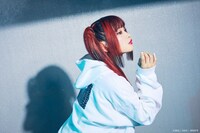 「劇場版 魔法少女まどか☆マギカ Incubator Hoodie」の着用例。