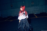 「劇場版 魔法少女まどか☆マギカ HOMURA TEE」の着用例。