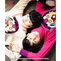 「コラボレーションニット」着用イメージ。