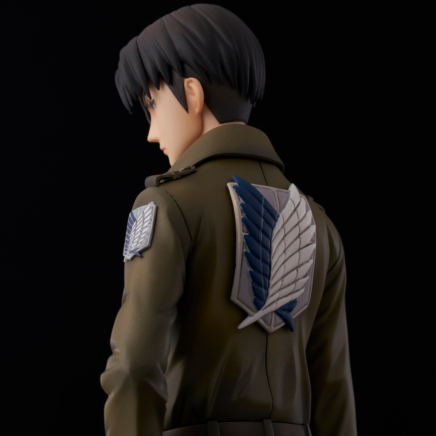 進撃の巨人」思いにふけるコート姿のリヴァイがフィギュアに