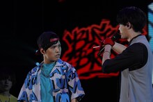 山田二郎役の石谷春貴と入間銃兎役の駒田航。