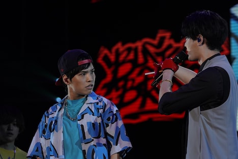 山田二郎役の石谷春貴と入間銃兎役の駒田航。