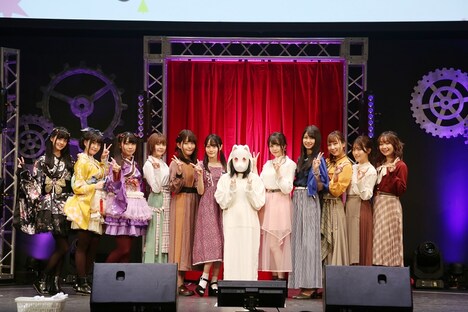 左から土岐すなお役の大西亜玖璃、広江ちはる役の相良茉優、時女静香役の内田秀、アリナ・グレイ役の竹達彩奈、環うい役の石見舞菜香、二葉さな役の小倉唯、蒼樹うめ、環いろは役の麻倉もも、七海やちよ役の雨宮天、由比鶴乃役の夏川椎菜、水波レナ役の石原夏織、秋野かえで役の大橋彩香。