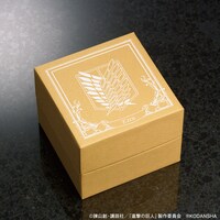 「エレン モデル」調査兵団の紋章⼊りボックス。