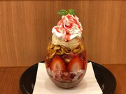 MGカフェで提供される「しずくのイチゴショートケーキパフェ」。