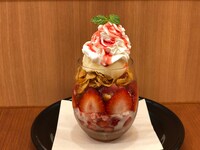 MGカフェで提供される「しずくのイチゴショートケーキパフェ」。