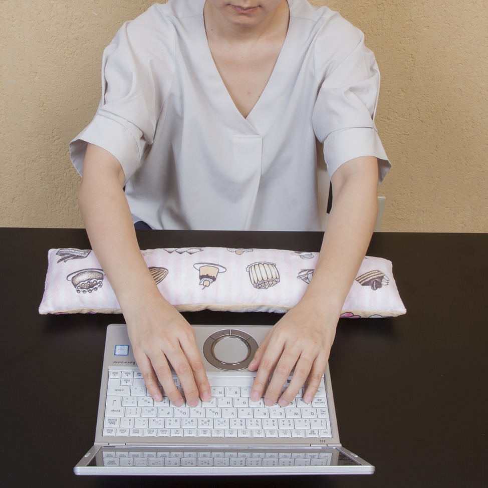 「PCクッション こぐまのケーキ屋さん」アームレストの使用イメージ。