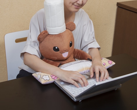 「PCクッション こぐまのケーキ屋さん」の使用イメージ。