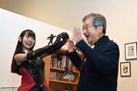 「ハニーフラッシュ」のかけ声でポーズを取る高崎かなみと、降参のポーズを取る永井豪。