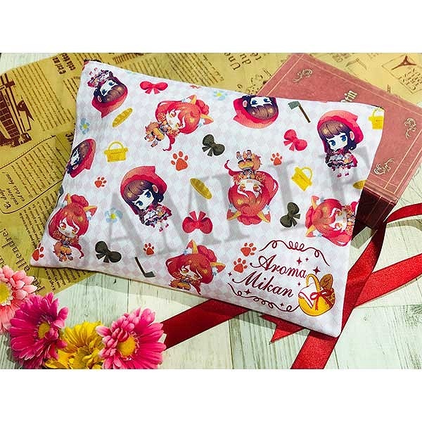 あろまとみかんがプリントされたフラットポーチ。