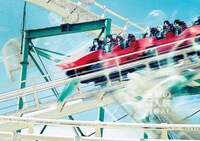 「『進撃の巨人展FINAL』開催記念特別列車」コラボレーションポスター。