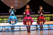 ガァルマゲドン。左から白玉みかん役の渡部優衣、黒須あろま役の牧野由依、ガァルル役の真田アサミ。