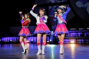 ドレッシングパフェ。左からレオナ・ウェスト役の若井友希、東堂シオン役の山北早紀、ドロシー・ウェスト役の澁谷梓希。