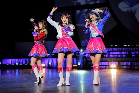 ドレッシングパフェ。左からレオナ・ウェスト役の若井友希、東堂シオン役の山北早紀、ドロシー・ウェスト役の澁谷梓希。