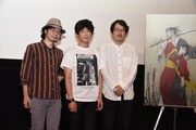 左から浜崎博嗣監督、万次役の津田健次郎、音響監督の清水洋史。