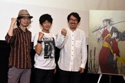 左から浜崎博嗣監督、万次役の津田健次郎、音響監督の清水洋史。