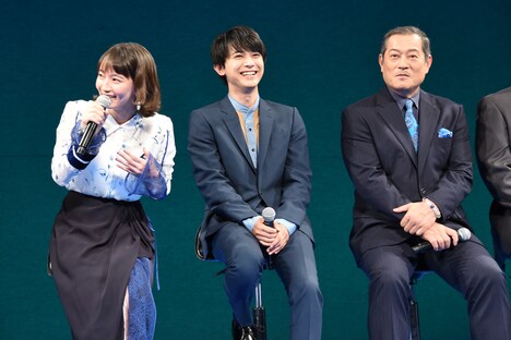 左から吉岡里帆、吉沢亮、松平健。