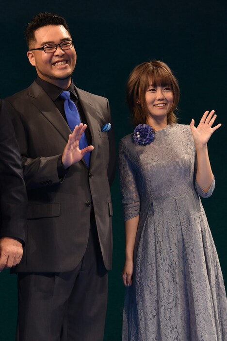 左から落合福嗣、大地葉。